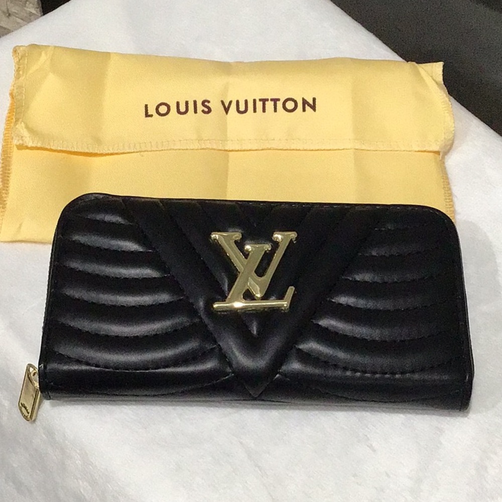 Black large wallet very good condition. Brand new never used 8 1/2 x 5”